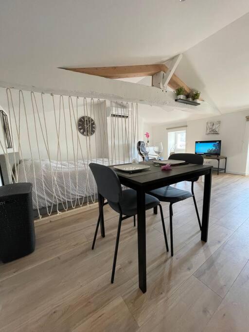 Studio Neuf Lumineux Climatise Blaye Exterior foto